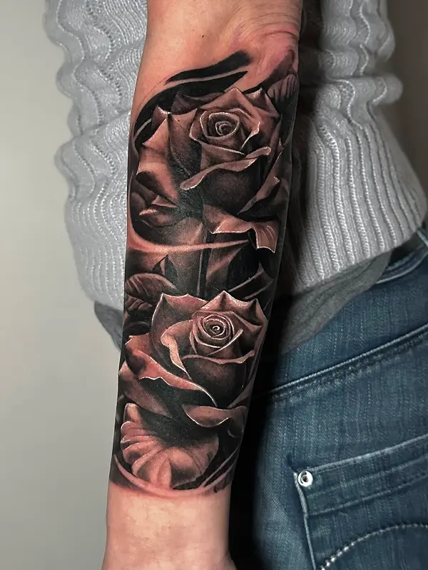 Rosa en realismo en el antebrazo